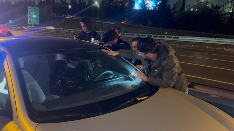 Bağcılar'da otomobilde uyuyan sürücüyü itfaiye uyandırdı