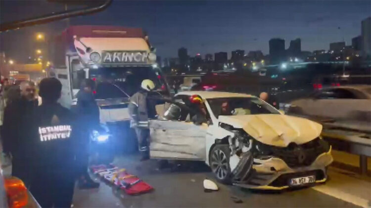 Bağcılar TEM Otoyolu'nda zincirleme kaza; 5 yaralı