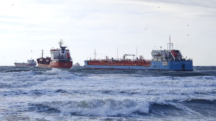 Azerbaycan ve Türk bandrallı iki tankerden acil durum çağrısı