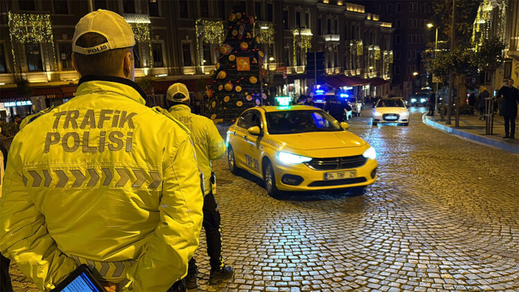 Yüksek sesli müzik açarak çevreye rahatsızlık veren sürücülere ceza