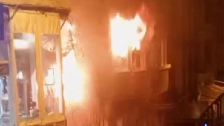 Beyoğlu'nda çıkan yangında patlamalar meydana geldi