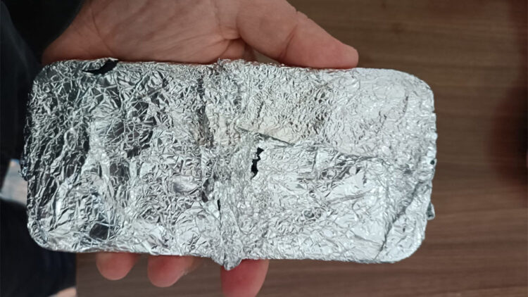 Beyoğlu'nda kapkaç: Sinyal tespit edilmesin diye telefonu alüminyum folyoya sardılar 