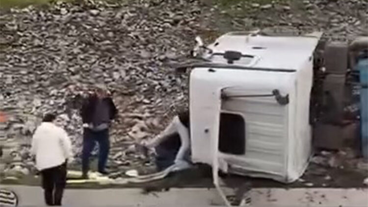 Esenyurt TEM Otoyolu'nda tanker devrildi