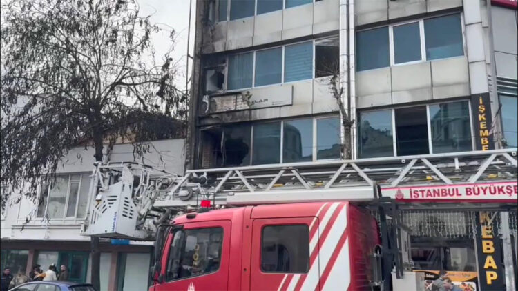 Esenyurt'ta iş yerinde çıkan yangın söndürüldü