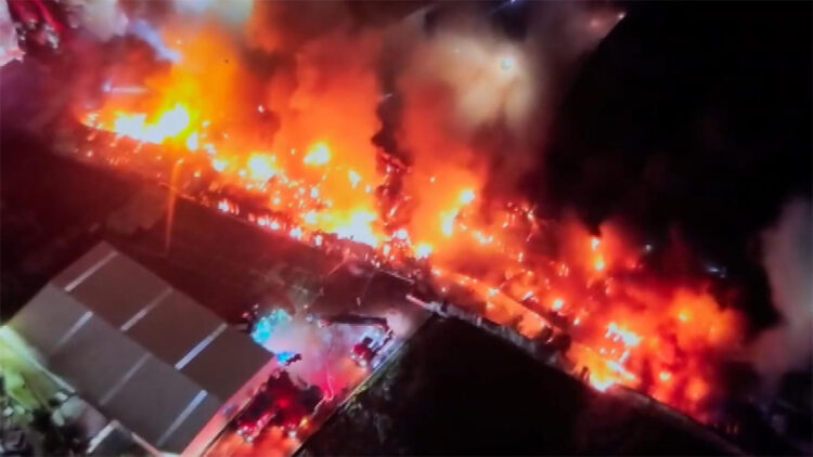 Esenyurt'ta yapı malzemeleri üretilen fabrikada yangın