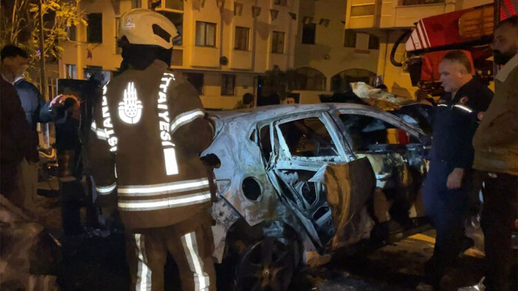 Eyüpsultan'da park halindeki 2 otomobil yandı