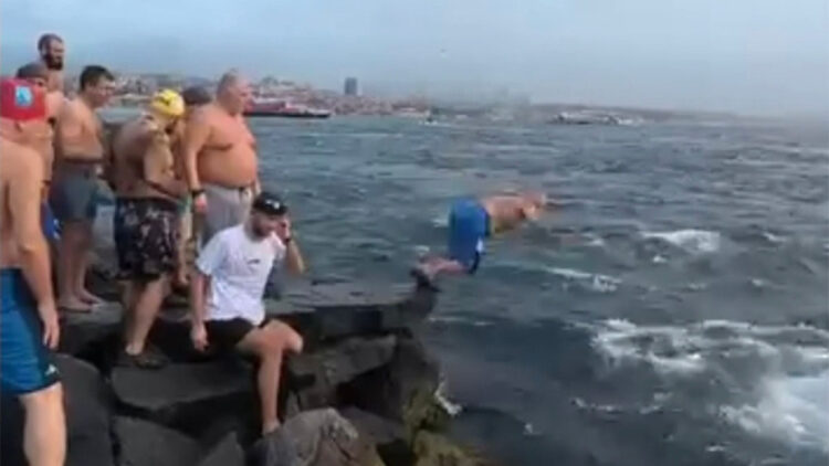 Soğuk havaya aldırış etmeden denizde yüzdüler