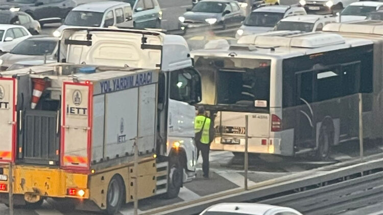 Florya Metrobüs Durağında metrobüste yangın çıktı