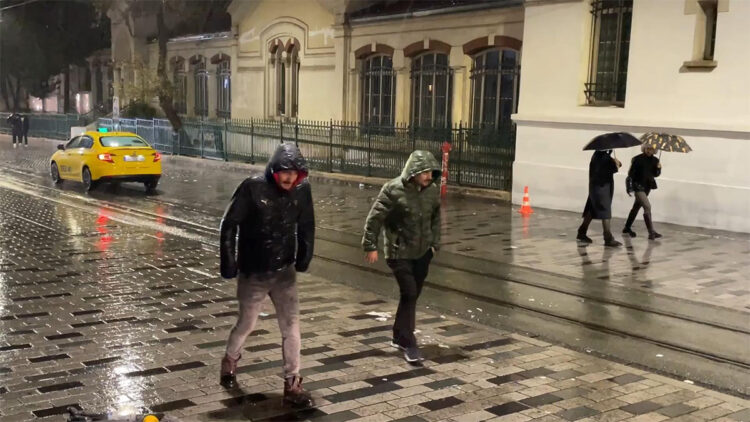 İstanbul'da sağanak gece saatlerine etkisini gösterdi