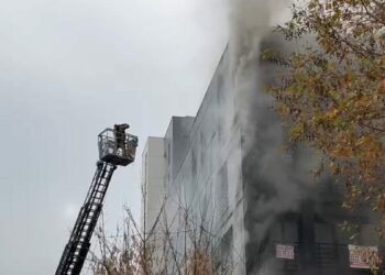 Kadıköy'de 5 katlı binada yangın; Bağdat Caddesi trafiğe kapatıldı