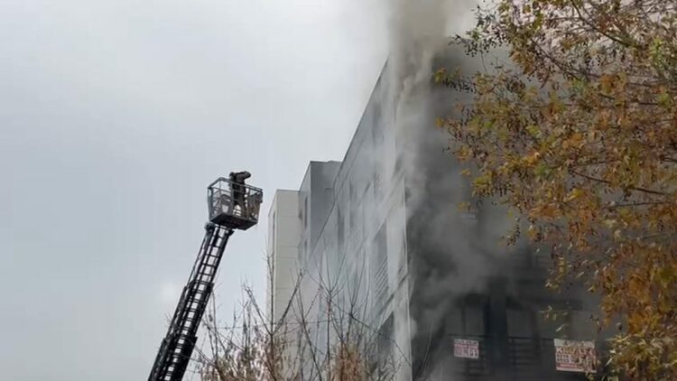 Kadıköy'de 5 katlı binada yangın; Bağdat Caddesi trafiğe kapatıldı