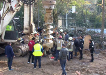 Kadıköy'de çukura düşen işçi yaralı olarak çıkarıldı