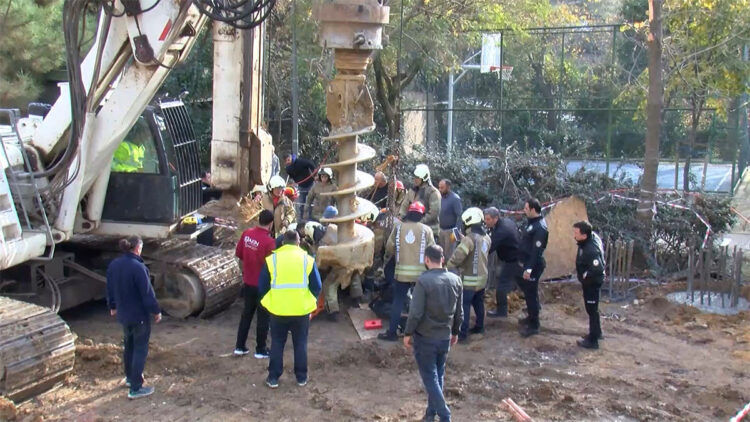 Kadıköy'de çukura düşen işçi yaralı olarak çıkarıldı