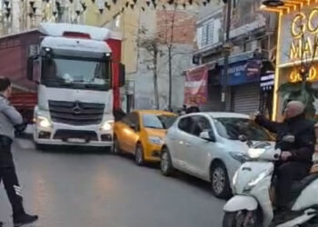 Kağıthane’de manevra yapan TIR 3 araca çarpıp caddeyi birbirine kattı