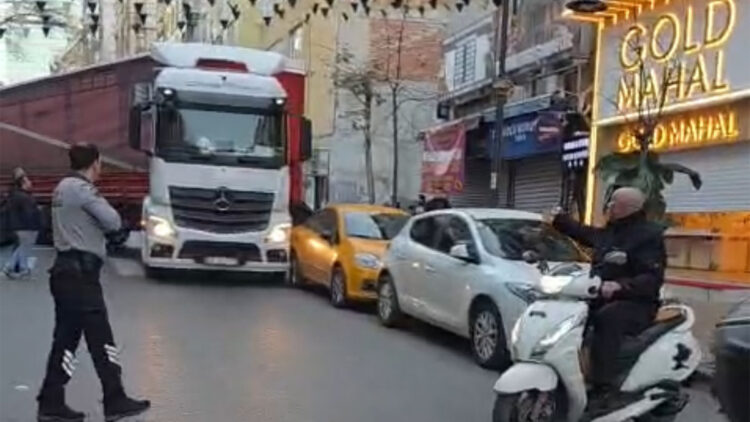 Kağıthane’de manevra yapan TIR 3 araca çarpıp caddeyi birbirine kattı
