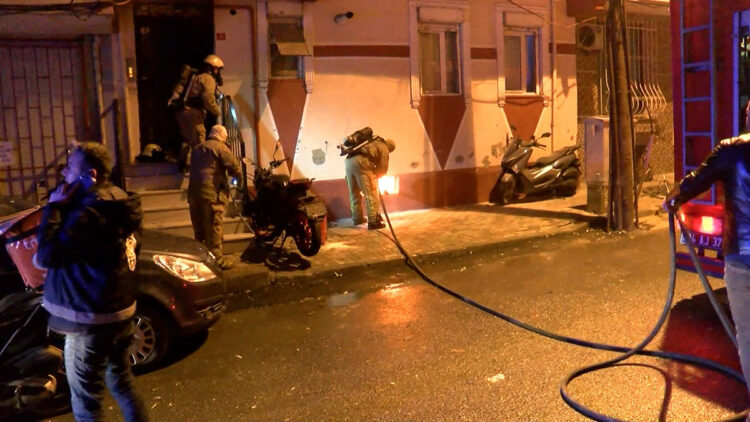 Küçükçekmece'de çıkan yangında 6 kişi kurtarıldı