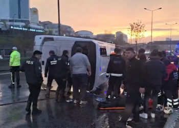 Maltepe D-100'de servis minibüsü devrildi