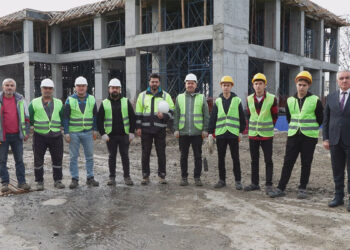 Meslek lisesi öğrencileri, okul binasının elektrik tesisatını yapıyor