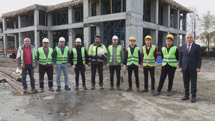 Meslek lisesi öğrencileri, okul binasının elektrik tesisatını yapıyor