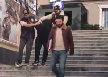 Sancaktepe'de 16 yaşındaki şüpheli iş yerini kurşunladı