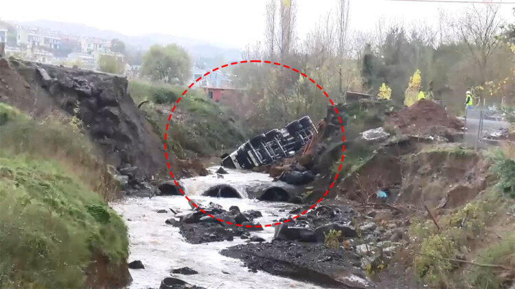 Sarıyer'de sağanak yağışın ardından yol çöktü