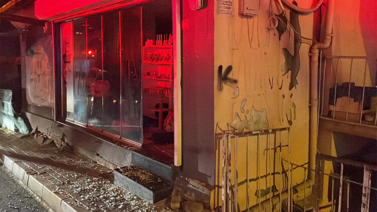 Sarıyer'de zemininde kayma oluşan bina gecekonduya yaslandı