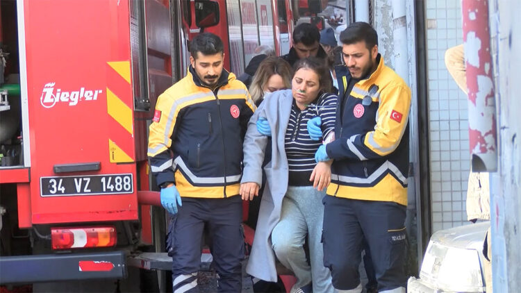 Şişli'de evinin yandığını gören kadın fenalaştı