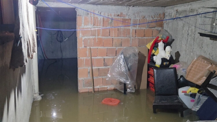 Sultangazi'de sokaktaki rögar tıkandı; binanın bodrum katını su bastı