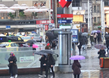 Taksim'de yağmur Üsküdar'da sis etkili oluyor