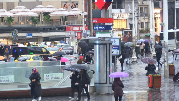 Taksim'de yağmur Üsküdar'da sis etkili oluyor