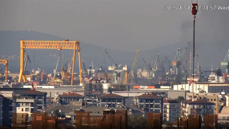 Tuzla'da tersanede gemide yangın