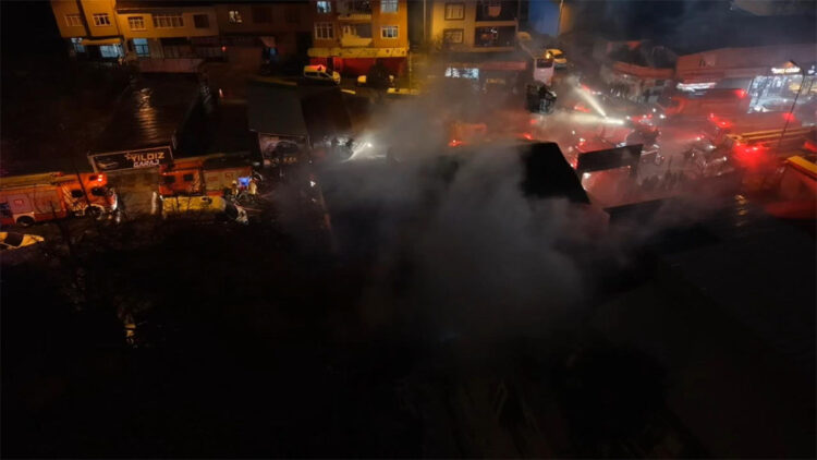 Ümraniye'de PVC üretimi yapan işletmede çıkan yangın söndürüldü