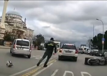 Ümraniye'de trafikteki yol verme kavgası kamerada
