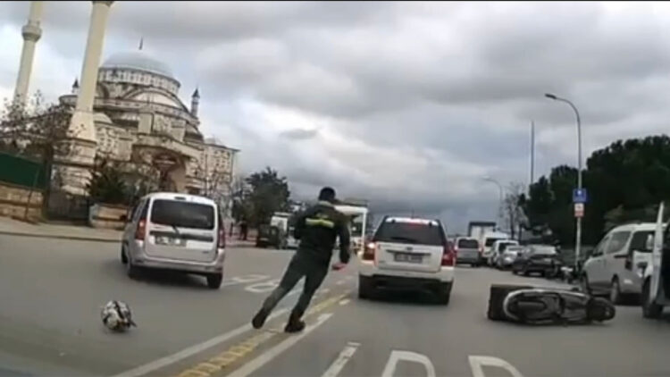 Ümraniye'de trafikteki yol verme kavgası kamerada