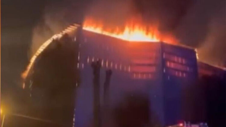 Üsküdar'da ahşap bina alev alev yandı