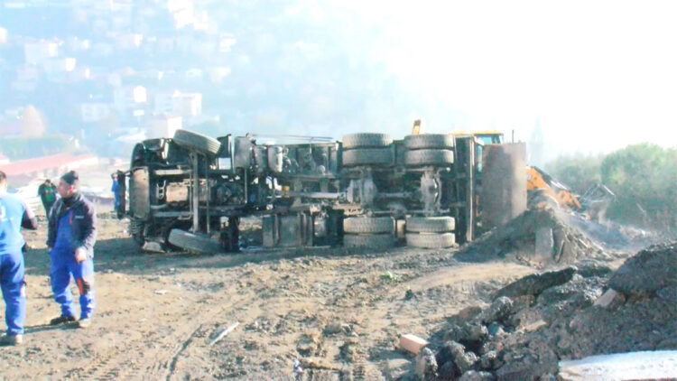 Üsküdar'da hafriyat kamyonu devrildi