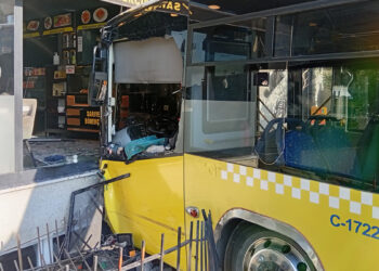İETT otobüsü börekçiye girdi; 4 yaralı
