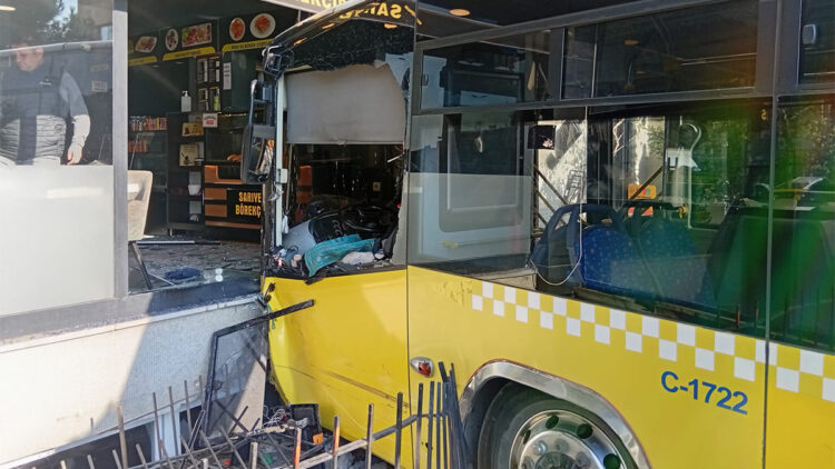 İETT otobüsü börekçiye girdi; 4 yaralı
