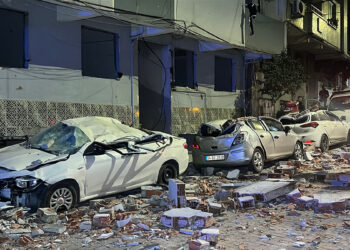 Zeytinburnu'nda 4 katlı binanın çatısından kopan parçalar araçların üzerine düştü