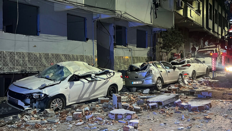 Zeytinburnu'nda 4 katlı binanın çatısından kopan parçalar araçların üzerine düştü