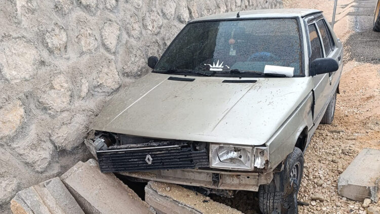 Otomobil istinat duvarına çarptı; sürücü ağır yaralandı, annesi öldü