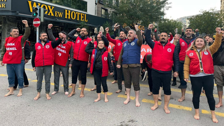 Belediye işçileri 'Çıplak Ayak Yürüyüşü' gerçekleştirdi