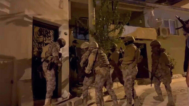 İzmir'de FETÖ/PDY'nin mahrem yapılanmasına operasyon; 15 gözaltı