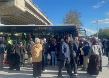 İzmir Metro Bornova İstasyonu'nda metro arıza yaptı
