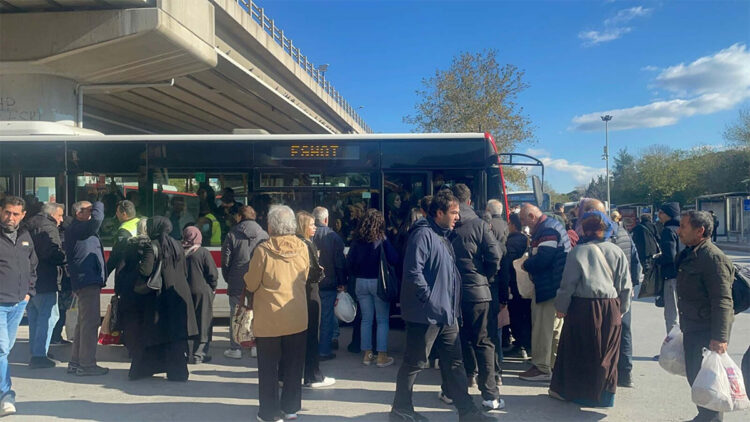 İzmir Metro Bornova İstasyonu'nda metro arıza yaptı