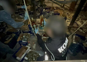 İzmir'de yılbaşı öncesi sahte ve kaçak içki operasyonu; 3 tutuklama
