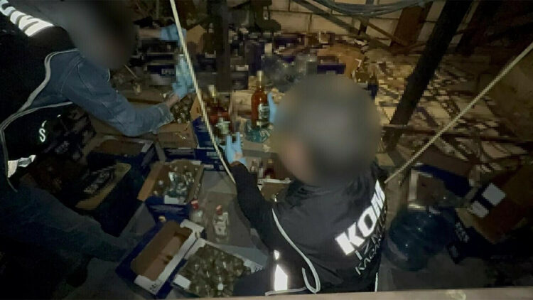 İzmir'de yılbaşı öncesi sahte ve kaçak içki operasyonu; 3 tutuklama