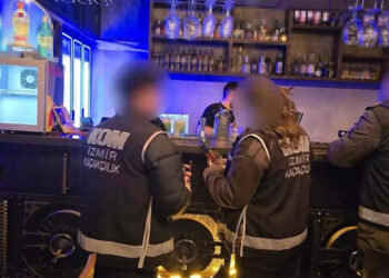 İzmir'in 9 ilçesinde operasyonlar; 3,5 ton taklit etiketli etil alkol ele geçirildi