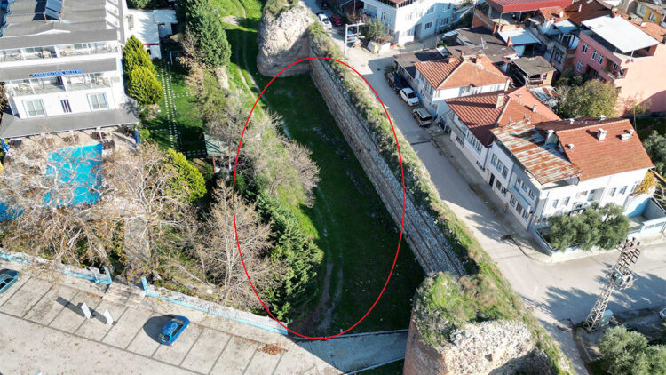 İznik'te tarihi surlar içinde kalan arsasını Papa’nın ziyareti sonrası satışa çıkardı