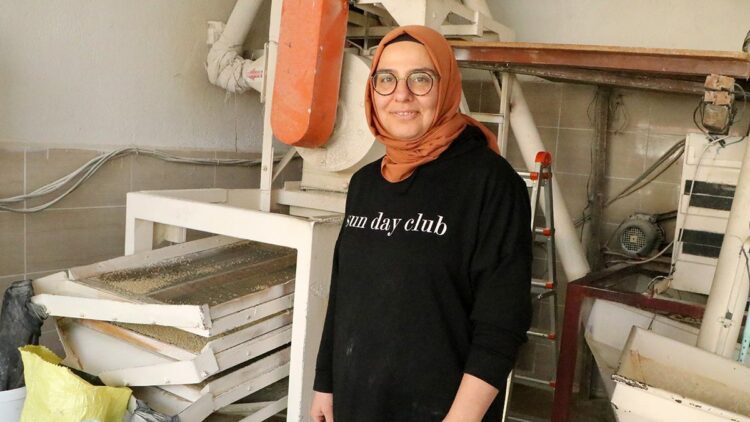 İki çocuk annesi, baba yadigarı 'ekmek teknesi' değirmeni 15 yıldır işletiyor
